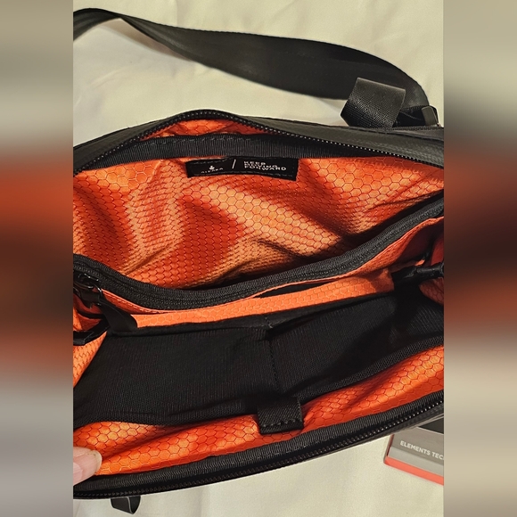 NWT Alpaka Elements tech Case MINI Sling Bag Purse murse - Picture 6 of 7